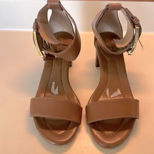 Michael Kors size 7 tan leather block heel sandal w gold buckle